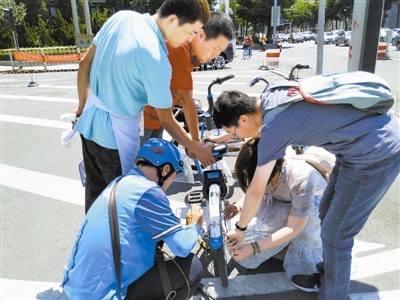 小伙路边晕倒，热心大哥伸出援手