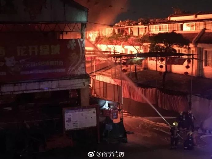 南宁一表演广场夜景墙起火事件，无人伤亡的深夜惊魂