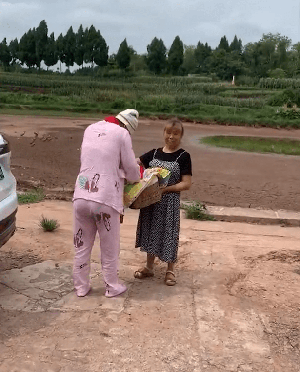 女子买牛奶走亲戚，最后竟回到自己手里