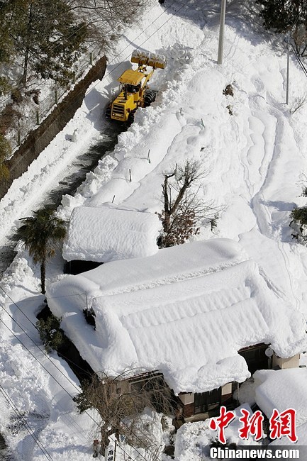 日本遭遇灾害级大雪侵袭