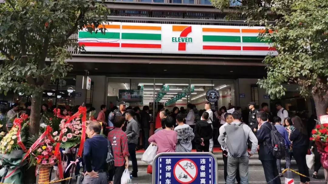 愤怒与失望，店员在熟食区的不雅行为，711便利店如何回应？