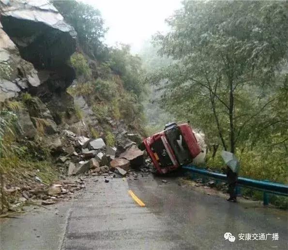 四川一景区山体垮塌惊险瞬间！路人命悬一线，警钟长鸣的背后隐藏着什么？深度揭秘真相。