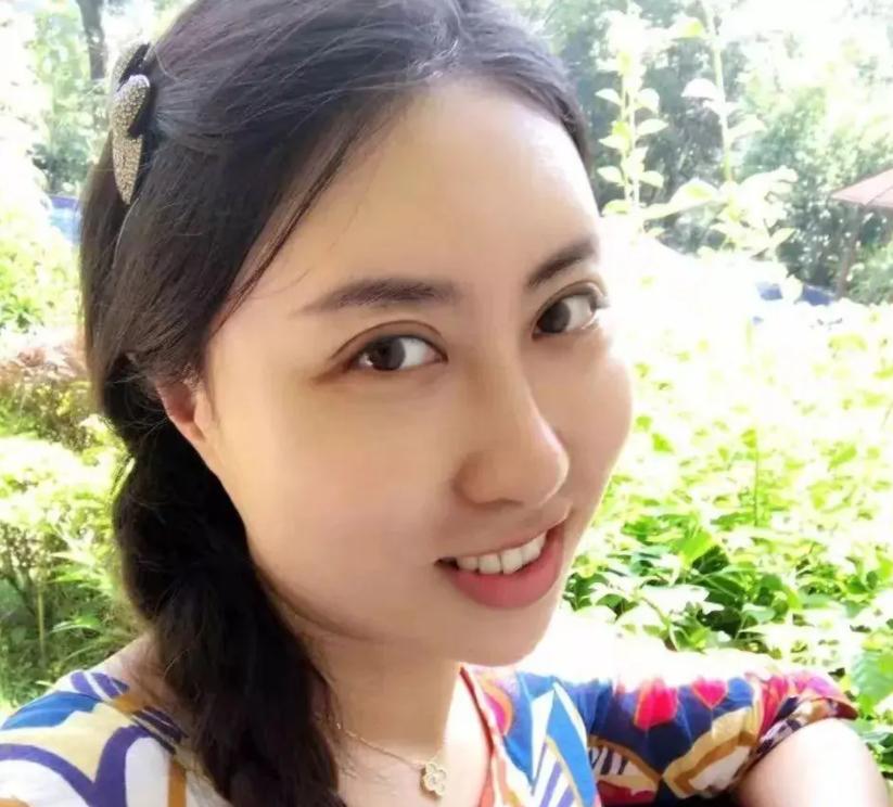 贾平凹女儿简历大改引发社会热议，背后真相究竟如何？揭秘背后的故事！——充满悬疑与深思的探究之旅。