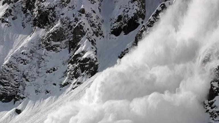 印度喜马拉雅山区突发雪崩，神秘失踪25人背后的真相揭秘！灾难背后隐藏着什么？深度剖析事件全貌。