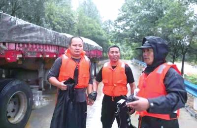 痛别英雄！菜刀哥郑州暴雨救人后离世，他的故事让人泪目与深思……悬念重重待揭晓。