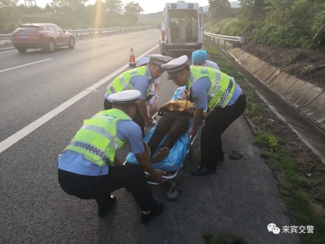 男孩紧急救援行动，交警火速开路护送，手腕割破伤情牵动人心！