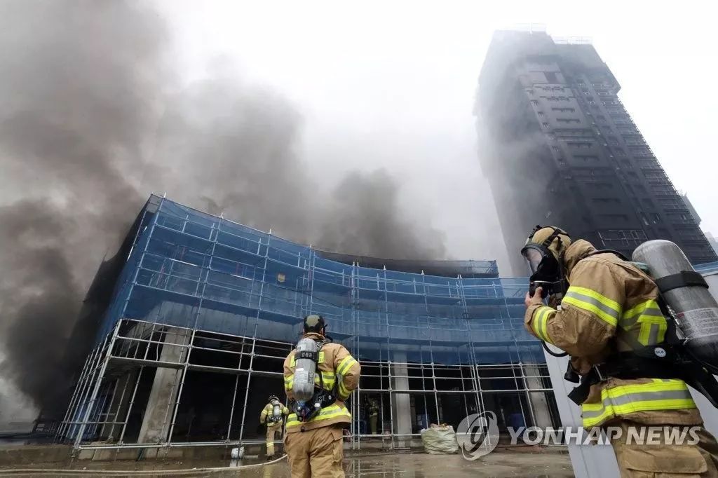 重磅！韩国惊现炮弹坠民宅事件，至少15人遭袭受伤现场惨烈揭秘与事故原因深度剖析。