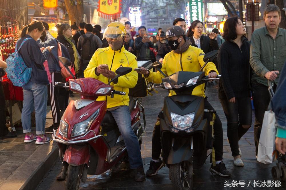 外卖小哥在人海中的艰难前行，透视行业现状与挑战